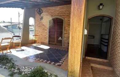 Imagem: A casa possui 3 Dormitórios, 1 Banheiro, 2 Vagas na garagem