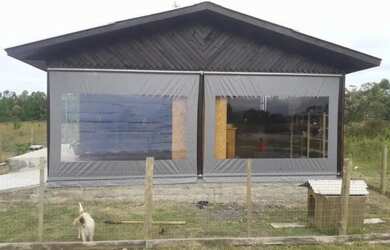 Imagem: A casa possui 3 Dormitórios, 1 Banheiro, 2 Vagas na garagem