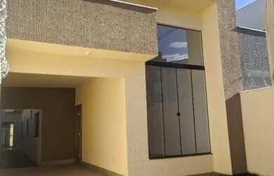 Imagem: A casa possui 3 Dormitórios, 2 Banheiros, 2 Vagas na garagem