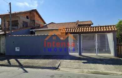 Imagem: A casa possui 3 Dormitórios, 2 Banheiros, 2 Vagas na garagem