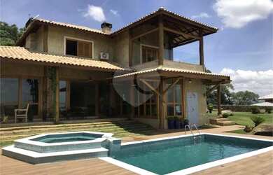 Imagem: A casa em condomínio possui 5 Dormitórios, 5 Banheiros, 5