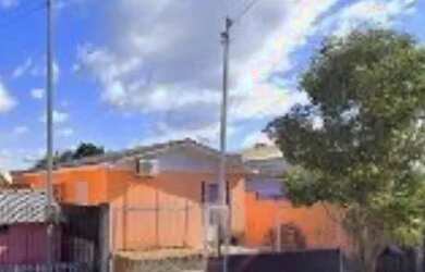 Imagem: A casa possui 3 Dormitórios, 2 Banheiros, 1 Vaga na garagem