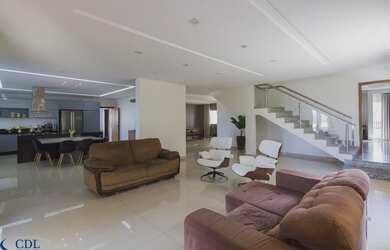 Imagem: A casa possui 5 Dormitórios, 5 Banheiros, 3 Vagas na garagem