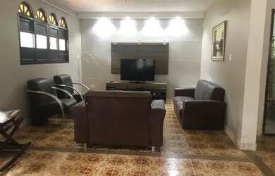 Imagem: A casa possui 4 Dormitórios, 2 Banheiros, 4 Vagas na garagem