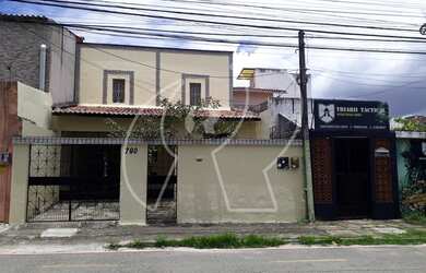 Imagem: A casa possui 4 Dormitórios, 1 Banheiro, 160m² de Área e