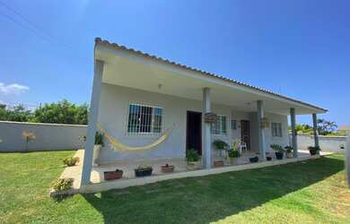 Imagem: A casa possui 2 Dormitórios, 1 Banheiro, 2 Vagas na garagem