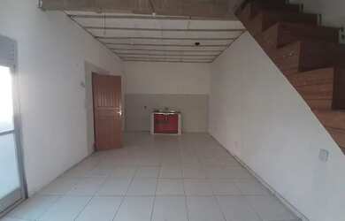 Imagem: A casa possui 2 Dormitórios, 1 Banheiro, 2 Vagas na garagem