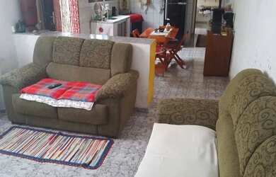 Imagem: A casa possui 2 Dormitórios, 2 Banheiros, 2 Vagas na garagem