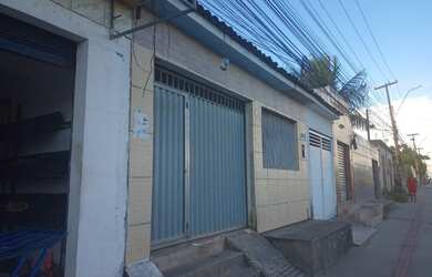 Imagem: A casa possui 3 Dormitórios, 1 Banheiro, 1 Vaga na garagem