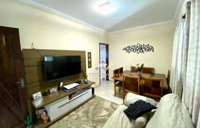 Imagem: A casa possui 3 Dormitórios, 2 Banheiros, 2 Vagas na garagem