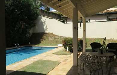 Imagem: A casa em condomínio possui 4 Dormitórios, 5 Banheiros, 4