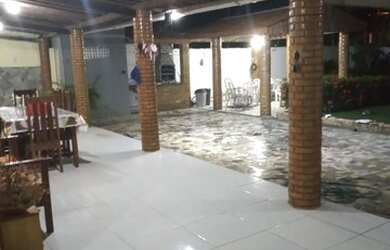 Imagem: A casa possui 2 Dormitórios, 4 Vagas na garagem e está localizado