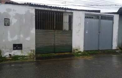 Imagem: A casa possui 2 Dormitórios, 2 Banheiros, 2 Vagas na garagem