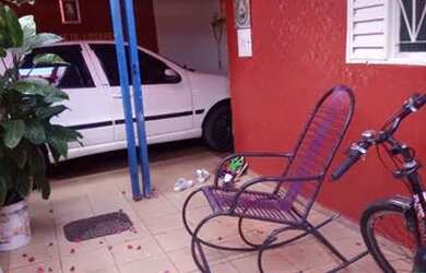 Imagem: A casa possui 3 Dormitórios, 1 Banheiro, 1 Vaga na garagem