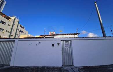 Imagem: A casa possui 3 Dormitórios, 2 Banheiros, 4 Vagas na garagem