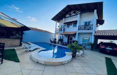 Imagem: A casa possui 3 Dormitórios, Acomodam 10 pessoas, 3 Vagas na