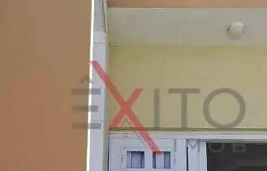 Imagem: A casa possui 2 Dormitórios, 2 Banheiros, 2 Vagas na garagem