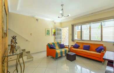 Imagem: A casa possui 3 Dormitórios, 2 Banheiros, 1 Vaga na garagem