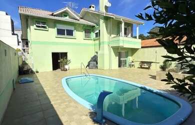 Imagem: A casa possui 3 Dormitórios, 2 Banheiros, 5 Vagas na garagem