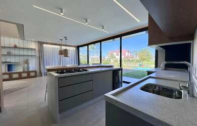 Imagem 11: Sobrado a venda em Condomínio de Luxo em Xangri-lá Finamente decorado...