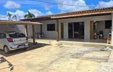 Imagem: A casa possui 3 Dormitórios, 2 Banheiros, 2 Vagas na garagem