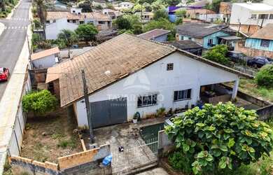 Imagem: A casa possui 3 Dormitórios, 2 Banheiros, 2 Vagas na garagem