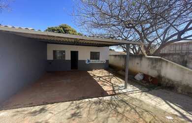 Imagem: A casa possui 3 Dormitórios, 1 Banheiro, 5 Vagas na garagem