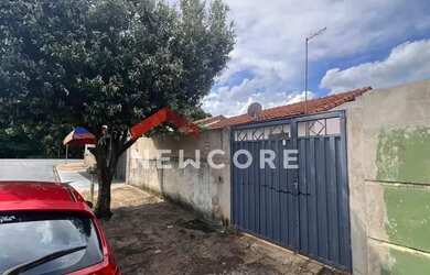 Imagem: A casa possui 2 Dormitórios, 1 Banheiro, 2 Vagas na garagem