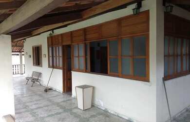 Imagem: A casa possui 5 Dormitórios, 4 Banheiros, 4 Vagas na garagem