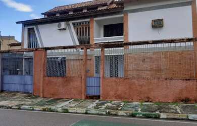 Imagem: A casa possui 5 Dormitórios, 5 Banheiros, 4 Vagas na garagem