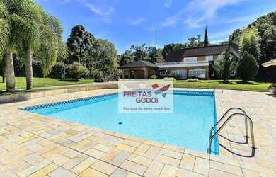 Imagem: A casa possui 5 Dormitórios, 1 Banheiro, 5 Vagas na garagem