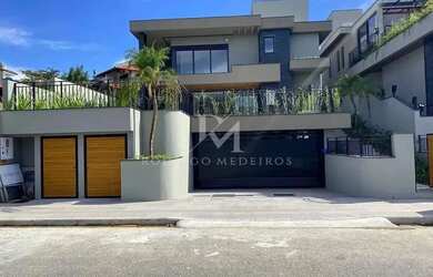 Imagem: A casa possui 5 Dormitórios, 5 Banheiros, 4 Vagas na garagem