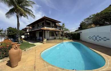 Imagem: A casa possui 5 Dormitórios, 3 Banheiros, 2 Vagas na garagem