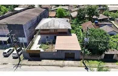 Imagem: A casa possui 4 Dormitórios, 3 Banheiros, 5 Vagas na garagem