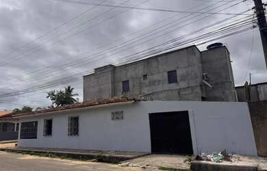 Imagem: A casa possui 4 Dormitórios, 1 Banheiro, 2 Vagas na garagem