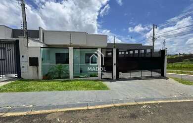 Imagem: A casa possui 3 Dormitórios, 2 Banheiros, 4 Vagas na garagem