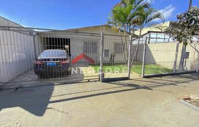 Imagem: A casa possui 4 Dormitórios, 3 Banheiros, 2 Vagas na garagem