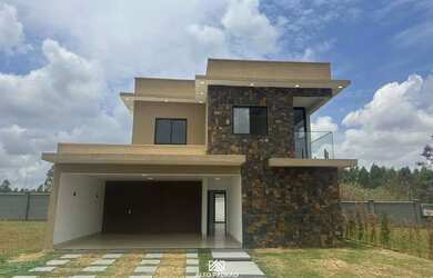 Imagem: A casa possui 3 Dormitórios, 1 Banheiro, 2 Vagas na garagem