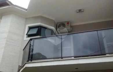 Imagem: A casa possui 3 Dormitórios, 3 Banheiros, 3 Vagas na garagem