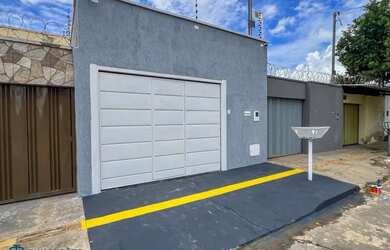 Imagem: A casa possui 2 Dormitórios, 2 Banheiros, 4 Vagas na garagem