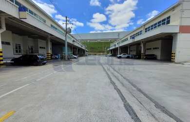 Imagem: O depósito possui 5 Vagas na garagem e 1422m² de Área e está