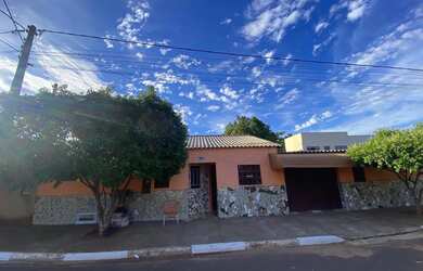 Imagem: A casa possui 2 Dormitórios, 1 Banheiro, 3 Vagas na garagem