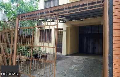 Imagem: A casa possui 3 Dormitórios, 4 Banheiros, 3 Vagas na garagem