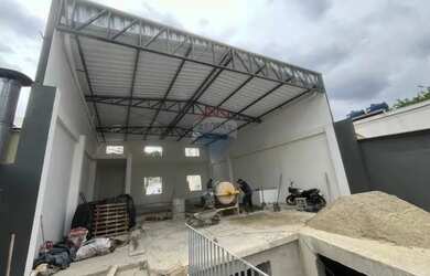 Imagem: O depósito possui 5 Vagas na garagem e 260m² de Área e está