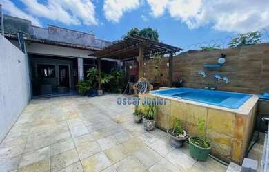 Imagem: A casa possui 3 Dormitórios, 1 Banheiro, 3 Vagas na garagem