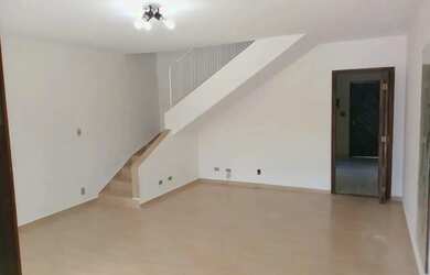 Imagem: A casa possui 2 Dormitórios, 2 Banheiros, 2 Vagas na garagem