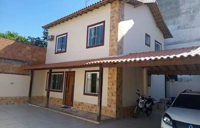 Imagem: A casa possui 4 Dormitórios, 3 Banheiros, 3 Vagas na garagem