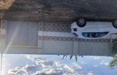 Imagem: A casa possui 2 Dormitórios, 2 Banheiros, 4 Vagas na garagem