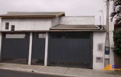 Imagem: A casa possui 3 Dormitórios, 3 Banheiros, 2 Vagas na garagem