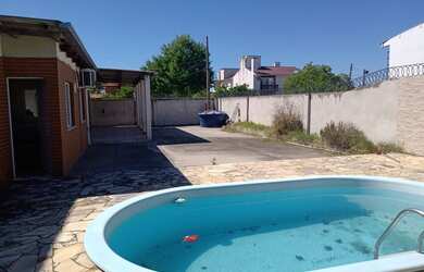 Imagem: A casa possui 3 Dormitórios, 2 Banheiros, 2 Vagas na garagem